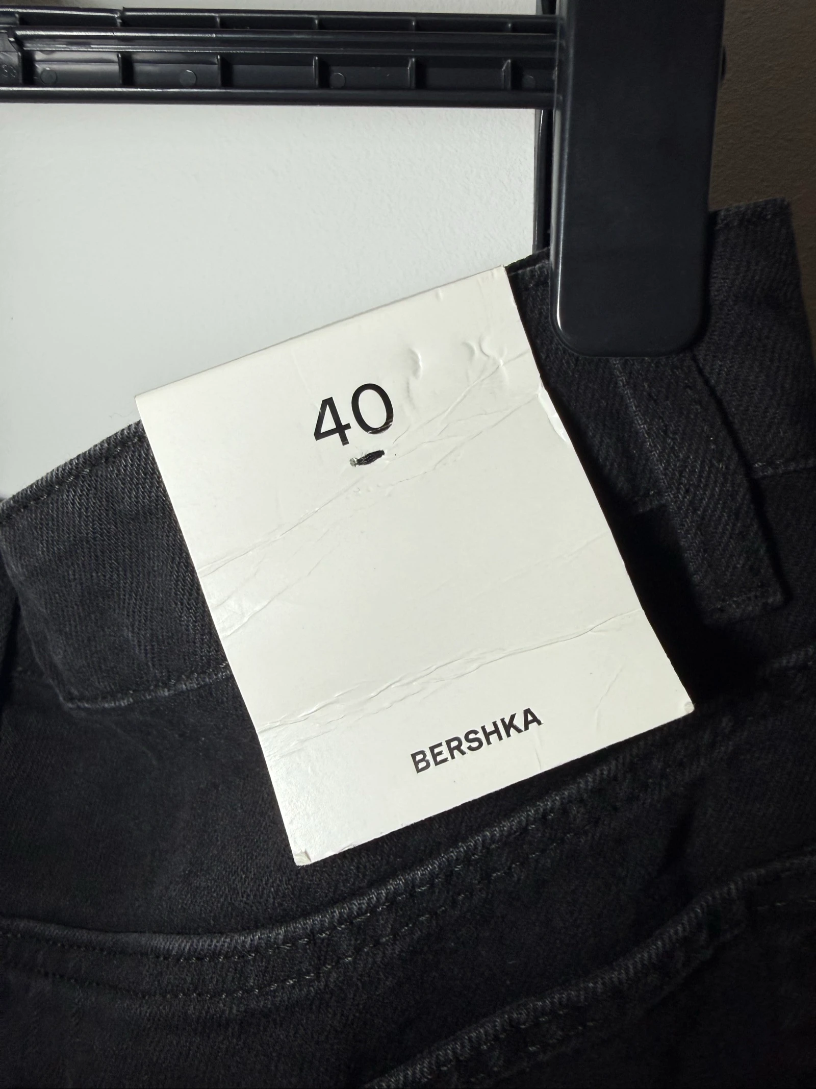 Bershka Black Distressed Denim Shorts with Graffiti Print – photo 8